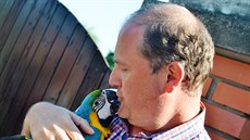 Šťastný majitel se zachráněným papouškem Lórou.