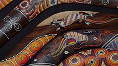 Bumerangy v tradiních australských barvách a vzorech.