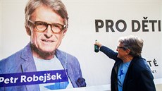 Mentor strany Realisté Petr Robejšek při představení nového billboardu....