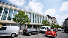 Uvnit� chystané kryté tr�nice v centru Brna d�lníci instalují prodejní kóje,...