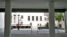 Uvnit chystané kryté trnice v centru Brna dlníci instalují prodejní kóje,...