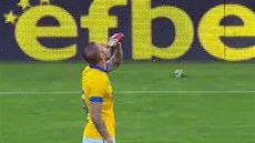 Fotbalista se napil piva z tribun, pak svému týmu zachránil remízu