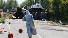 Havarovaná cisterna se zásobníkem plným chemikálie zablokovala na 21 hodin...