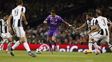 Cristiano Ronaldo se ve finále Ligy mistr� probíjí obranou Juventusu.