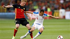 Belgický záložník Kevin De Bruyne atakuje Vladimíra Daridu v přípravném utkání.