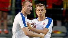 STR�JCI GÓLU. Ladislav Krej�í (vpravo) p�ihrával, Michael Krmen�ík skóroval. V...