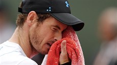 Andy Murray si otírá pot z �ela b�hem zápasu s Martinem del Potrem.