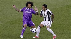 Dani Alves (vpravo) z Juventusu v souboji s madridským Marcelem.