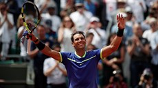 Rafael Nadal slaví postup do dalšího kola na Roland Garros.