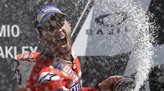 Andrea Dovizioso slaví vítzství ve Velké cen Itálie Moto GP.