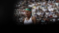 Kristina Mladenoviová bhem zápasu tvrtého kola French Open proti panlce...