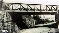 Na snímku železničního mostu v Havlíčkově ulici z roku 1909 jsou vidět koleje...