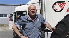 T�ia�edesátiletý Ladislav Dvo�á�ek jezdí s kamionem u� p�es �ty�icet let....