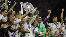 POHÁR JE NÁ. Fotbalisté Realu Madrid slaví triumf v Lize mistr.