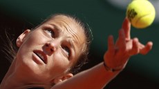 NA SERVISU. Karolína Plíšková ve čtvrtfinále Roland Garros.