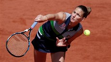 SERVIS. Karolína Plíšková ve čtvrtfinále Roland Garros.