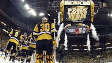 Hokejisté Pittsburghu v čele s brankářem Mattem Murraym slaví velké vítězství.