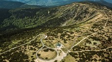 Vrbatova bouda v Krkonoích. Snímek je poízen z kabiny ultralehkého letadla...