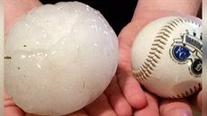 Vypadalo to, jakoby z nebe padaly baseballové míky