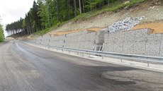 �idi� kamionu se pokusil projet uzav�enou silnicí p�es �ervenohorské sedlo. Pak...