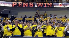 Pittsbur�tí fanou�ci slaví výhru svých hokejist�.