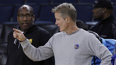 Mike Brown (vlevo) a Steve Kerr si domlouvají taktiku Golden State.