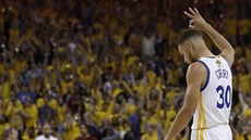 Stephen Curry z Golden State oslavuje s fanouky úspnou trojkovou stelu.