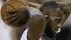 LeBron James se snaí soustedit na první finále NBA, ve kterém jeho Cleveland...