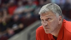 Ivan Bene� sleduje zápas �eské reprezentace.