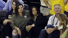 Barbadoská zpvaka Rihanna (v erném) pihlíí utkání svého Clevelandu proti...