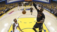 LeBron James z Clevelandu zasmeoval do koe Golden State, sleduje ho Andre...