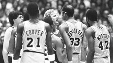 Larry Bird z Bostonu se hádá s Kareemem Abdul-Jabbarem z LA Lakers, pihlíí...