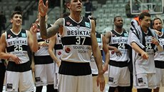 Basketbalisté Besiktase Istanbul slaví před fanoušky výhru, v popředí Ilkan...