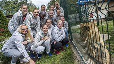 eské basketbalistky a jejich adoptivní lvice Lefinka