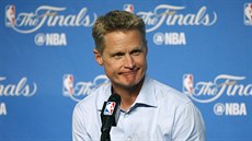 Steve Kerr, trenér Golden State, elí na tiskové konferenci po tetím finále...