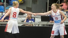 Petra Záplatová (vlevo) stídá Evu Kopeckou bhem zápasu eských basketbalistek...