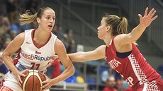 eská basketbalistka Kateina Elhotová (vlevo) v zápase s Chorvatskem