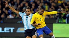Argentinský fotbalista Gabriel Mercado (vlevo) a  Douglas Costa z Brazílie v...