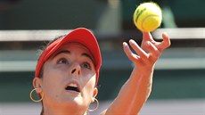 Alizé Cornetová servíruje ve druhém kole French Open.