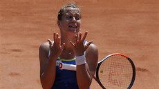 Gesto zmaru. Barbora Strýcová lituje prohrané výmny na Roland Garros.