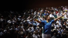 Stan Wawrinka servíruje v semifinále Roland Garros.