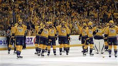 Hokejisté Nashvillu slaví s fanouky výhru ve finále Stanley Cupu.