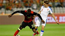 Christian Benteke z Belgie (vlevo) a �eský zálo�ník Bo�ek Do�kal v souboji o...