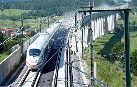 Vlak Deutsche Bahn Intercity Express ICE na trati Berlín - Mnichov (14. ervna...