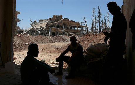 Bojovníci Syrské svobodné armády v jihosyrské provincii Daraá (13. ervna 2017)