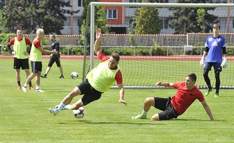 Letní píprava fotbalist Mladé Boleslavi. Na tréninku bojují o mí Adam Jáno...