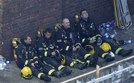 Hasii odpovaj bhem zsahu u Grenfell Tower (14. ervna 2017)