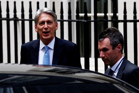 Britský ministr financí Philip Hammond odchází z Downing Street 10 (13. ervna...