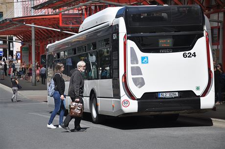 Zásah do mstské kasy pedstavuje i dalí bod referenda, tedy doprava MHD pro dti do 15 let a seniory nad 65 let zdarma. 