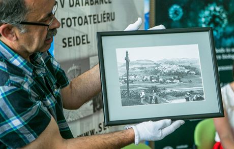 Pi sestavování interaktivní mapy zaniklých míst na umav pomáhá i Museum...